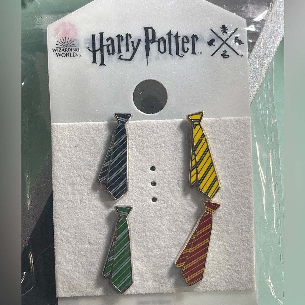 NWT🧙♀️Wizarding World of Harry Potter Hogwarts House Pin Set of 4 - Picture 4 of 4